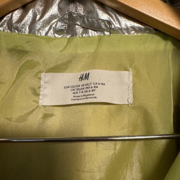 H&M Girls SILVER waterproof rain jacket windbreaker w/ removable hood 6x 7 - Picture 4 of 4
